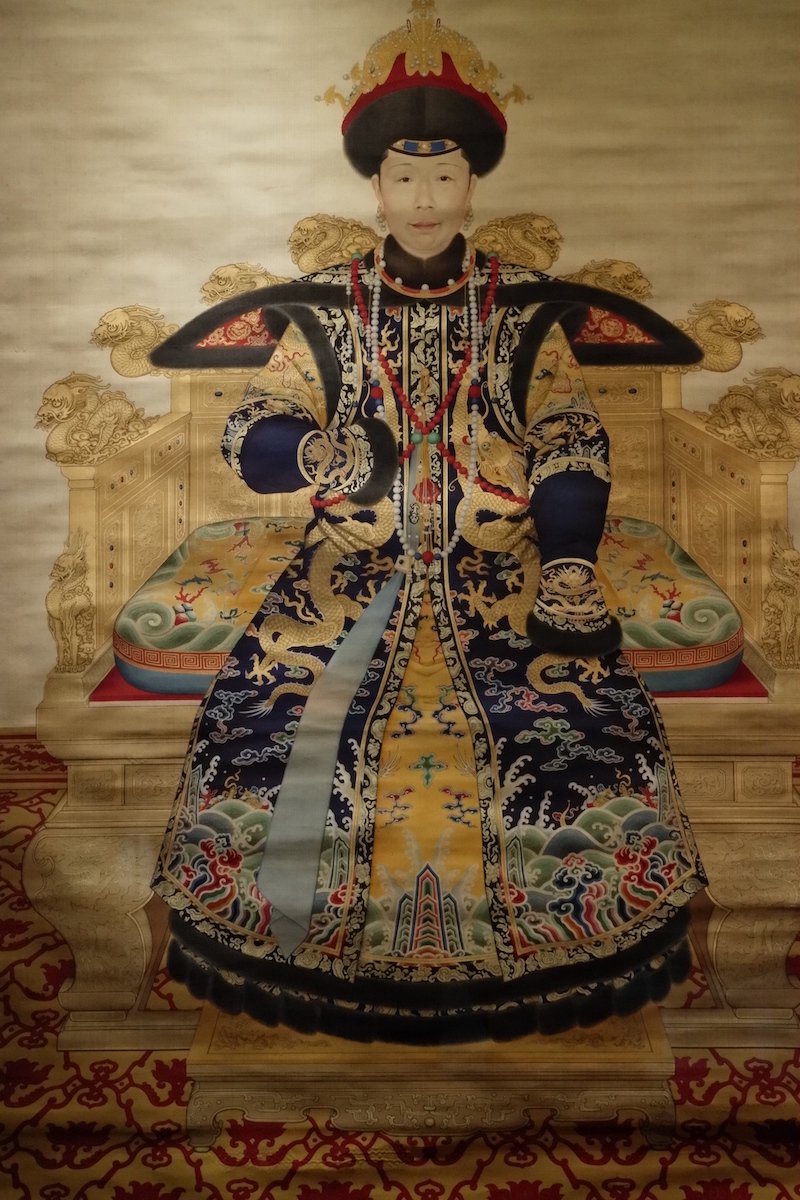 现场展出的孝圣宪皇后朝服像轴