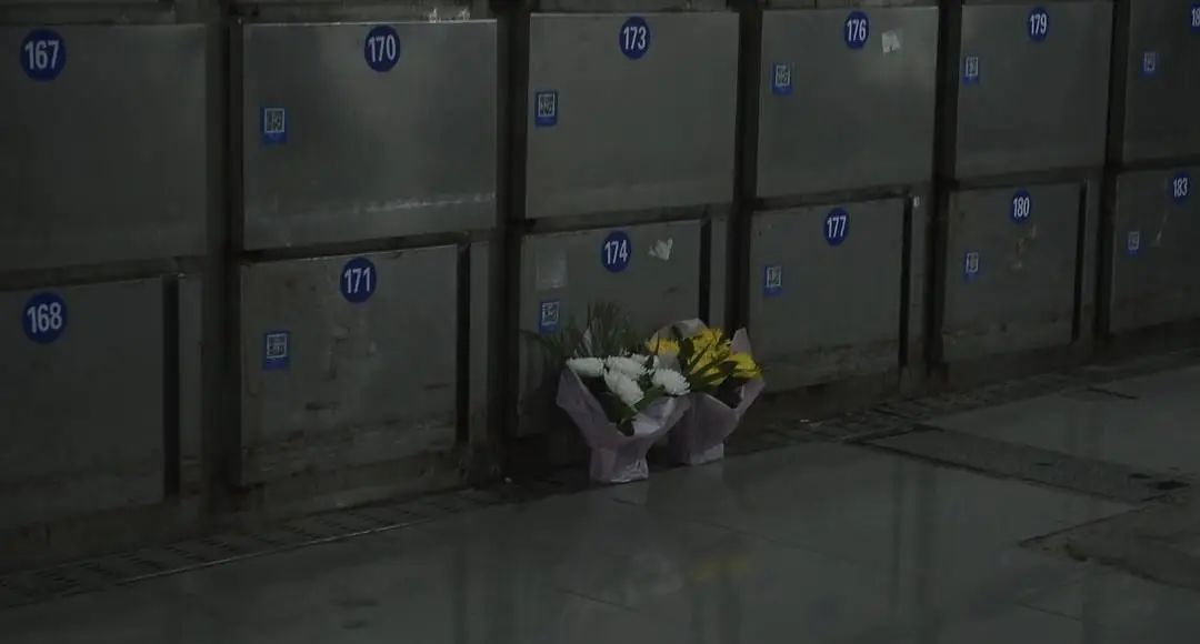 记者看到，冷冻间外摆放着两束鲜花