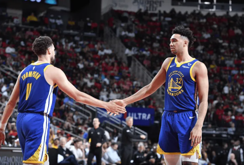 勇士双喜临门库里再创纪录克莱重返巅峰又一年轻人超级崛起