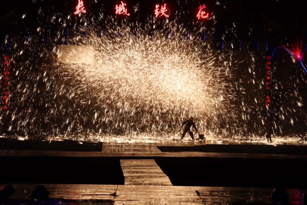 为六个篇章,分别是凤舞九天(飞火流星),惊涛骇浪(长城垛口的铁火飞瀑)