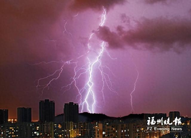 4日晚,福州暴雨连绵,电闪雷鸣不断.记者 包华 摄