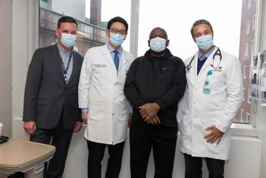 斯莱曼（左三）出院前与手术团队合影