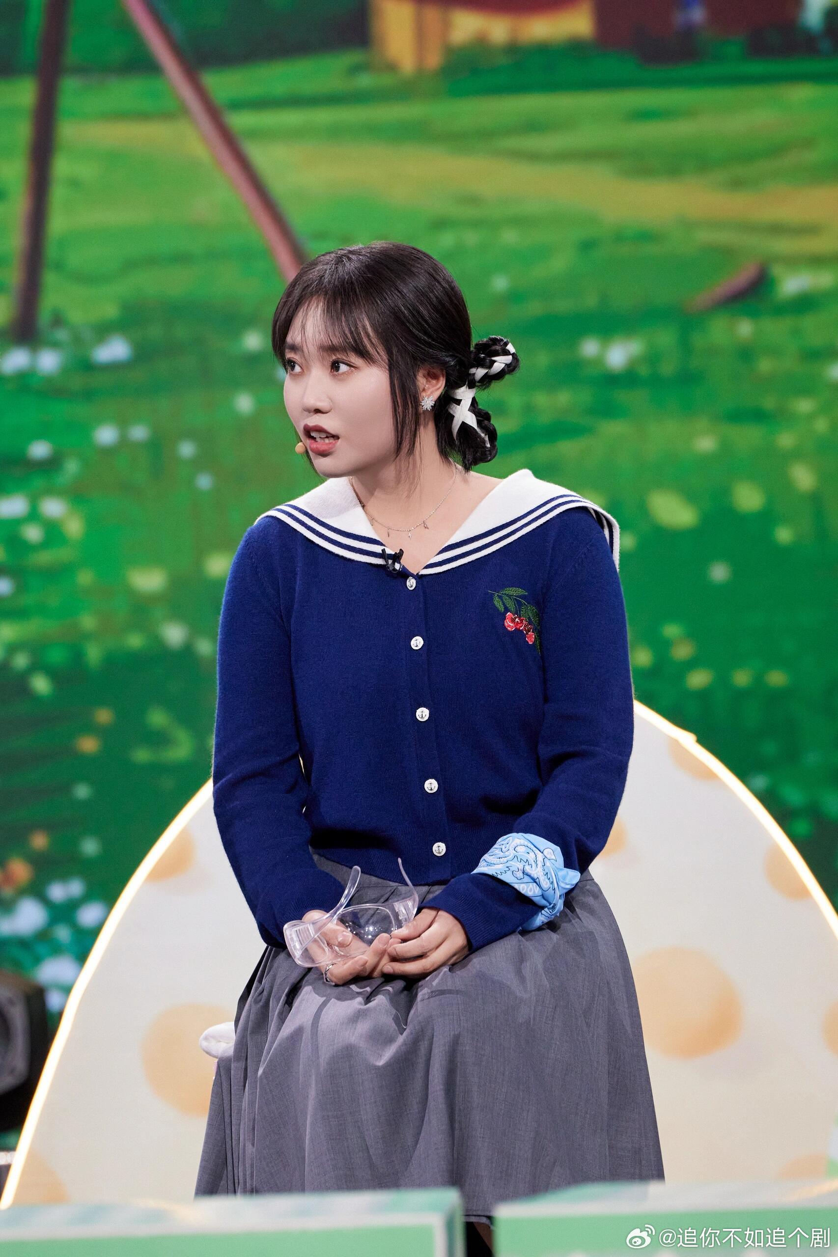 李雪琴已经瘦出了尖下巴和下颌线了|李雪琴_新浪新闻