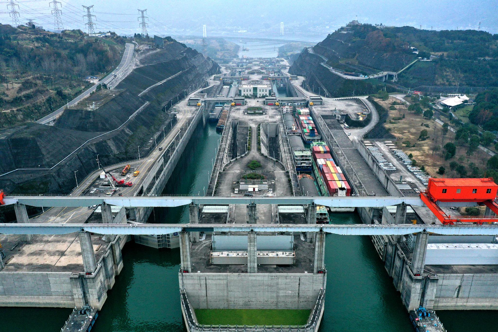 图为三峡双线五级船闸.三峡集团供图