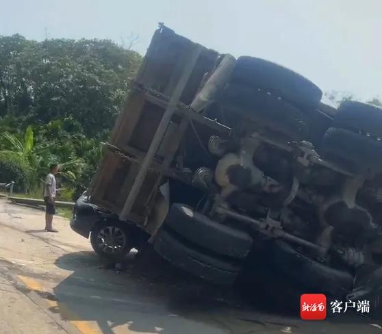 突发海南一地大货车侧翻压扁小轿车