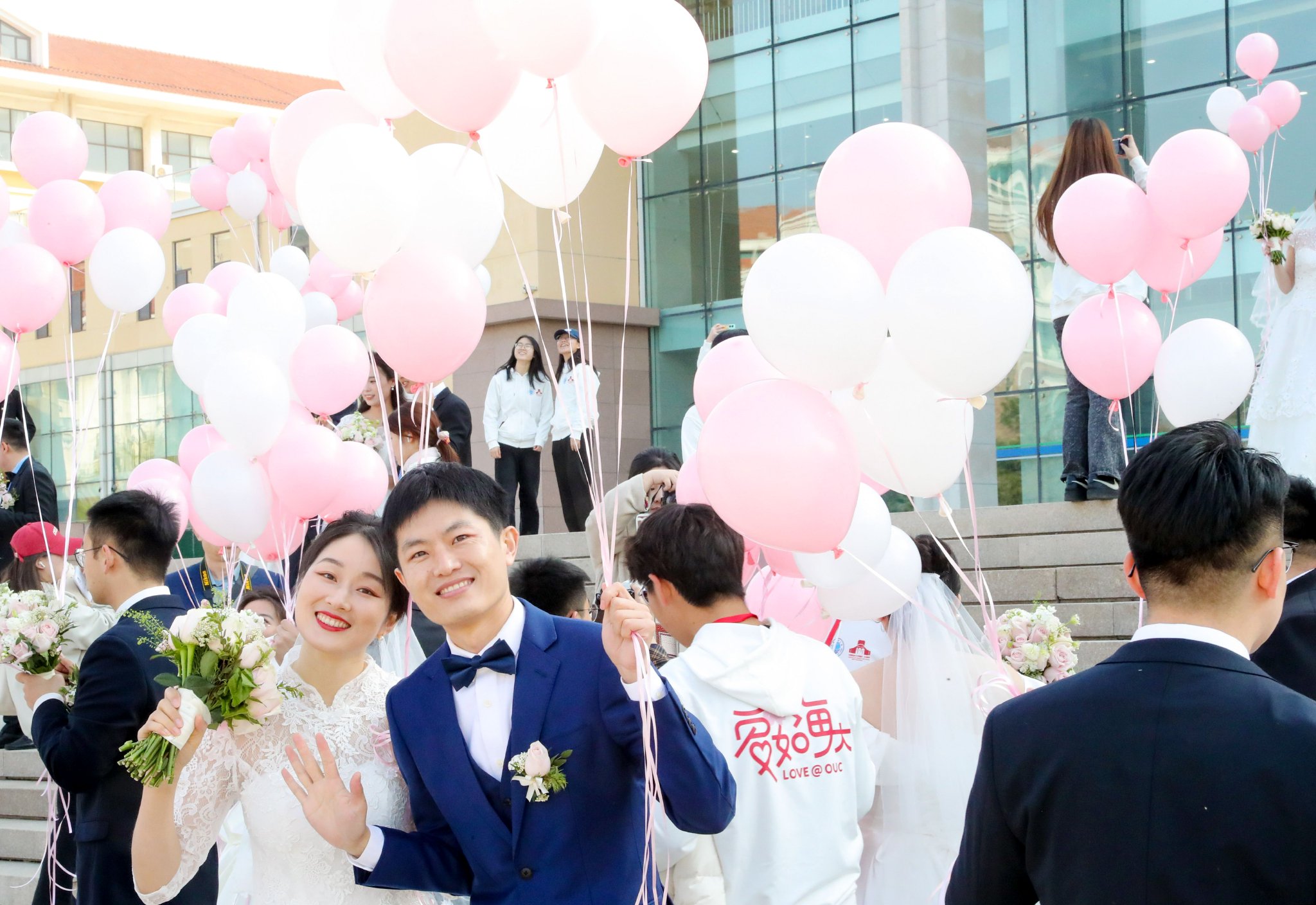 中国海洋大学举行校友集体婚礼