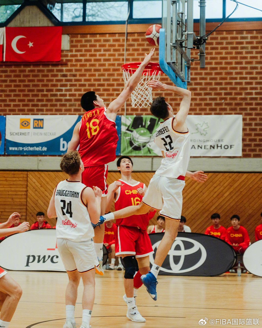 中国篮球协会青训总监张斌介绍,目前这支中国u17男篮较为年轻,有5人