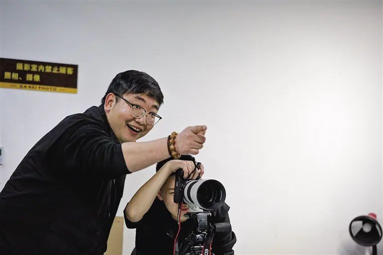 2008年,大学毕业的张磊进入大北照相馆工作,那时的他只用手机拍过照片