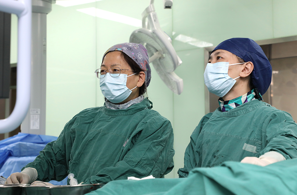 近日，复旦大学附属儿科医院团队成功为术前体重仅1380g的安安实施了主动脉弓缩窄球囊扩张术。儿科医院 供图