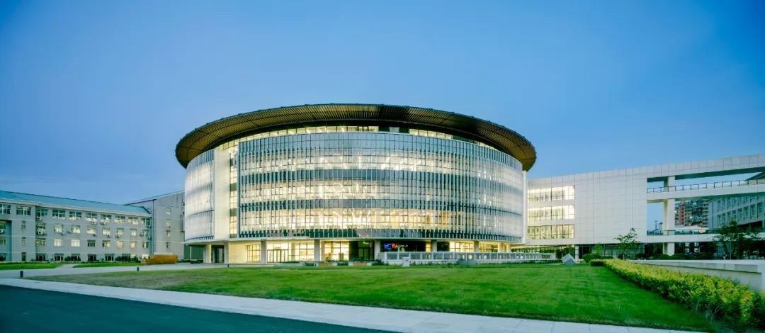 「沈阳大学图书馆 」本是一座深藏在大学校园里的图书馆,但集"才华于