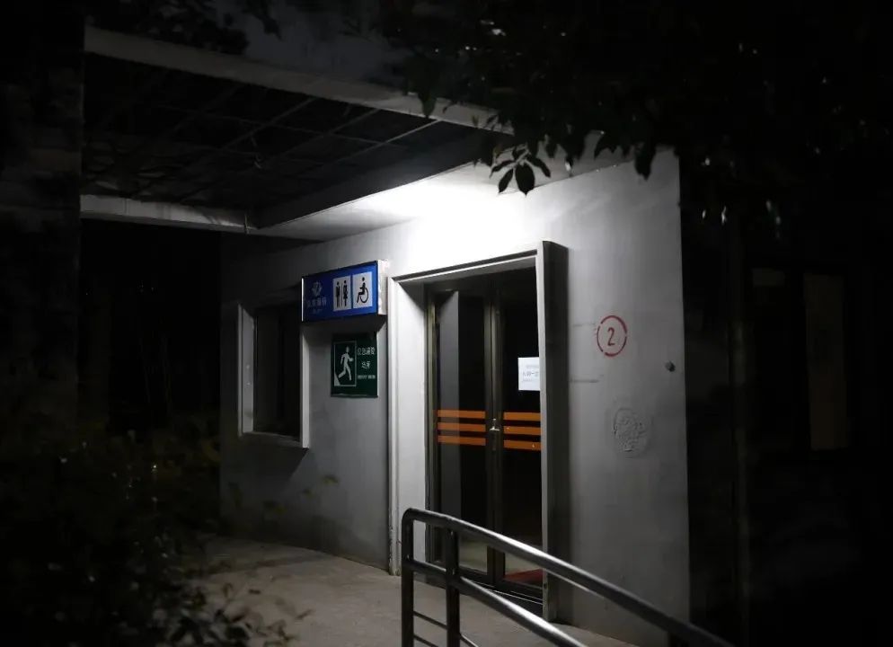 闵行文化公园内公共厕所大门紧锁