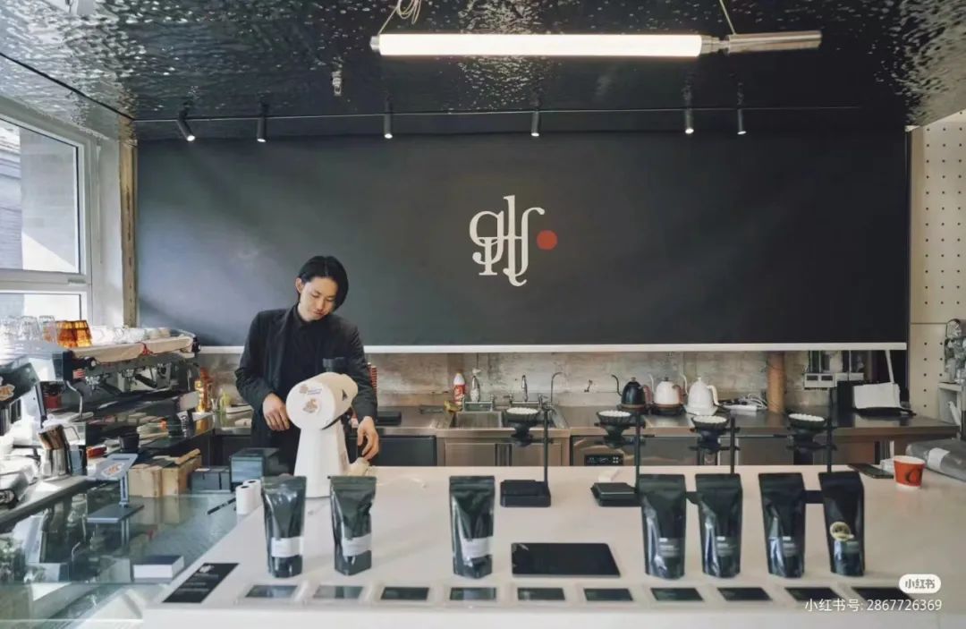 这一新颖的经营模式不仅让当地人"足不出京"体验各地咖啡风味,也让