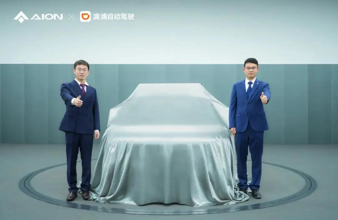 图说：广汽埃安副总司理、安滴科技董事长张雄（右）与滴滴自动驾驶COO、安滴科技总司理孟醒（左）进行造型评审