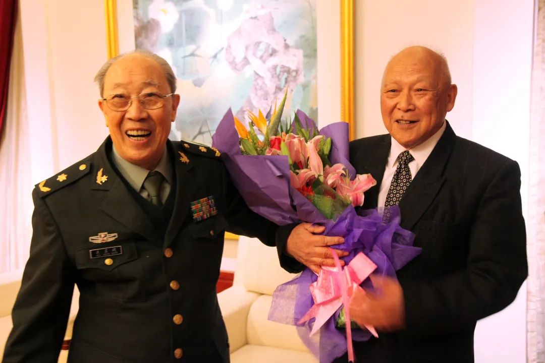 2011年，长海医院麻醉科建科50周年，吴孟超教授与王景阳教授