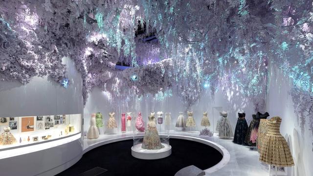 v&a博物馆"克里斯汀迪奥:梦想设计师"展览现场以过去所策划的"时尚