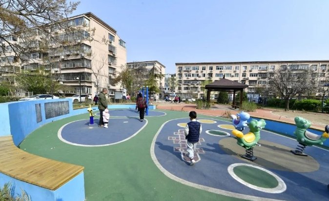 杨庄:怎么修居民说了算杨庄路22号院的小花园里一片欢声笑语,乒乓球