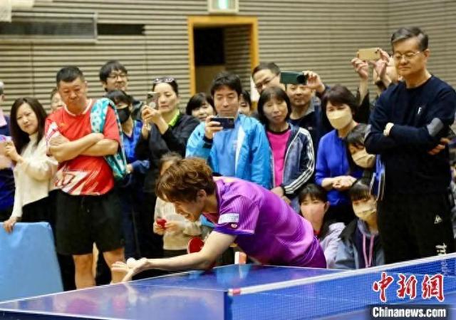 图为世界乒乓球锦标赛混双冠军吉村真晴进行表演赛。中新社记者 朱晨曦 摄
