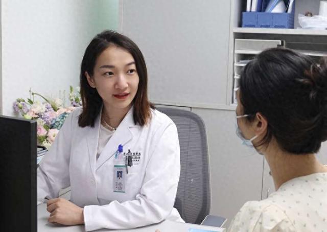 广东省生殖医院生殖医学中心主任沈晓婷（左）接到不少冻卵的咨询。受访者供图