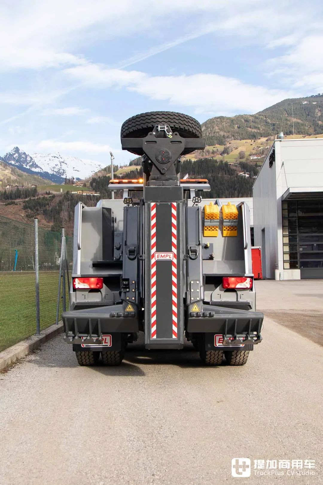 奔驰最特殊的卡车之一长头结构越野性能强悍带你好好看看新一代zetros