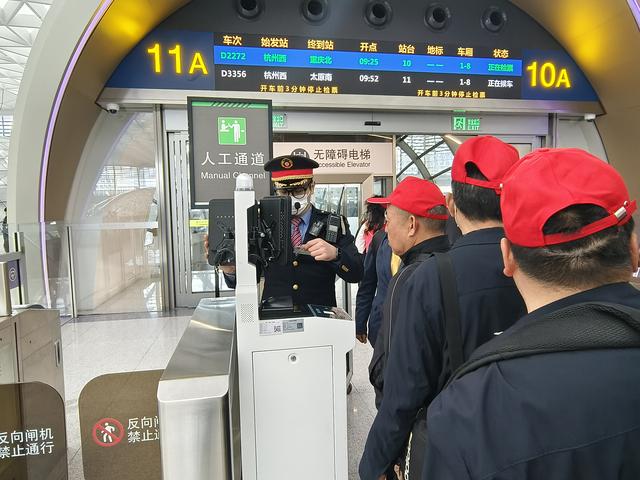 杭州西站有力保障团队旅客进站检票 王逸 摄