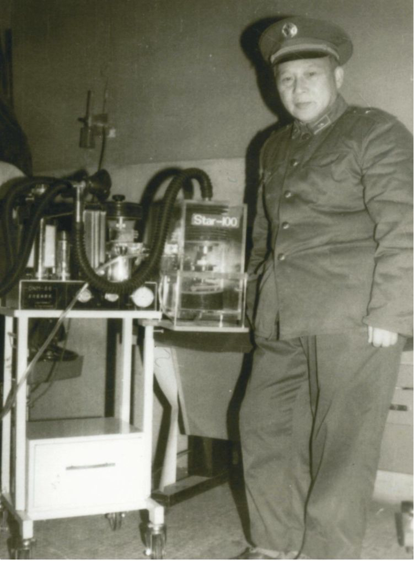 王景阳教授与他发明的麻醉机