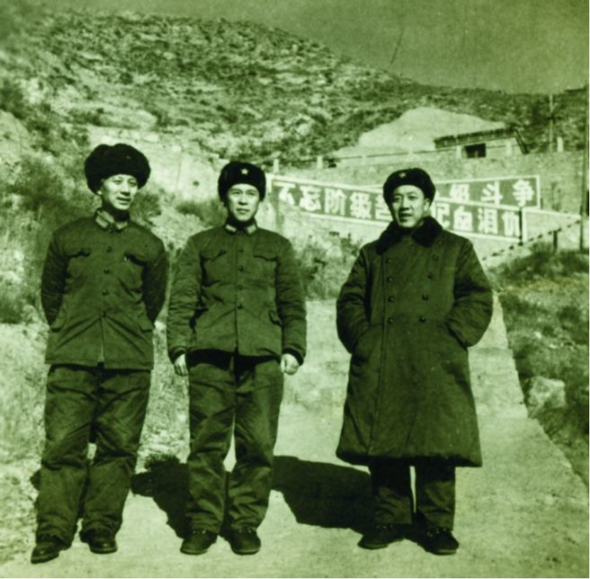 上世纪70年代初，王景阳教授和吴孟超教授（右一）