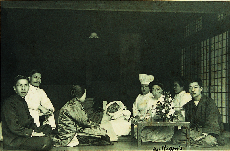 1909年，浙江兴业银行创办人蒋抑卮（1875—1940）到东京治病，请鲁迅协助。卧病榻者为蒋抑卮，前排右一为鲁迅