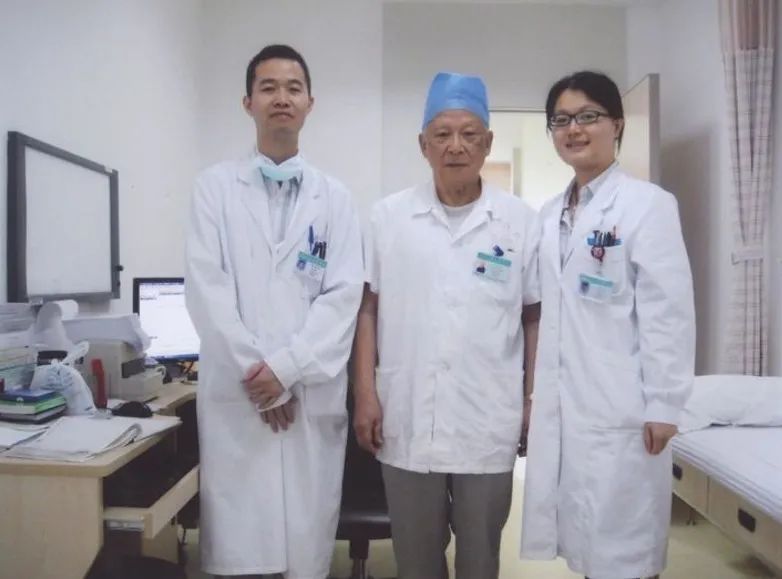 王景阳教授在疼痛科门诊工作