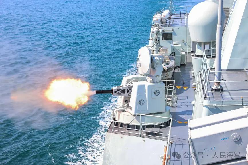 沈阳舰大角度转向规避并做好抗击准备雷达部位锁定目标迅速将目指推送