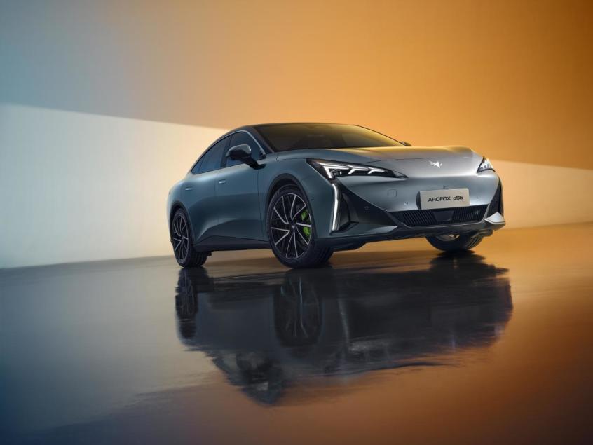 定位纯电动中型车 极狐s5内饰官图曝光-新浪汽车