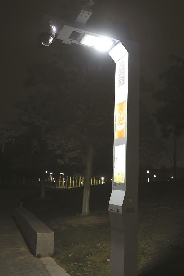 晚上的闵行文化公园游人不多(上图),路灯上安装了摄像头和报警设备