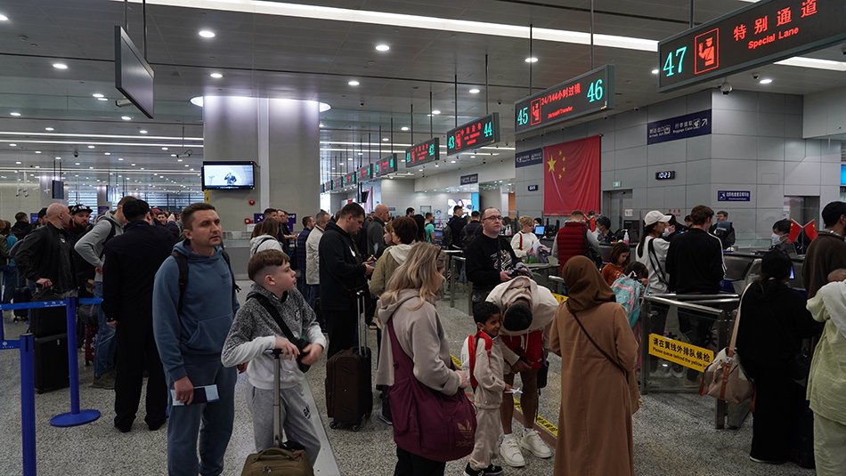 清明节假期期间，浦东国际机场迎来出境客流高峰 本文图片均由 石明明 摄 