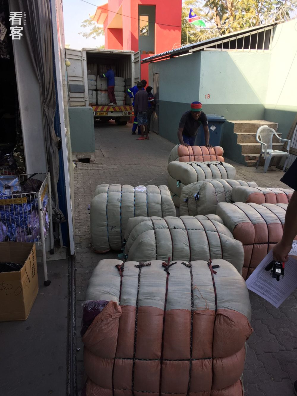 一些人借着在中国城工作的机会进货,带回到贫民区的小店铺售卖.