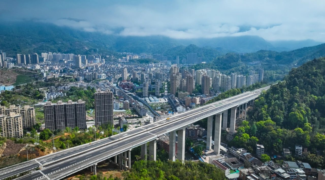 新增了文成县城对外快捷通道,实现了高速公路与规划温武吉铁路文成站
