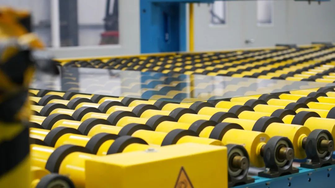 鑫景特玻生产线上的纳米微晶玻璃.