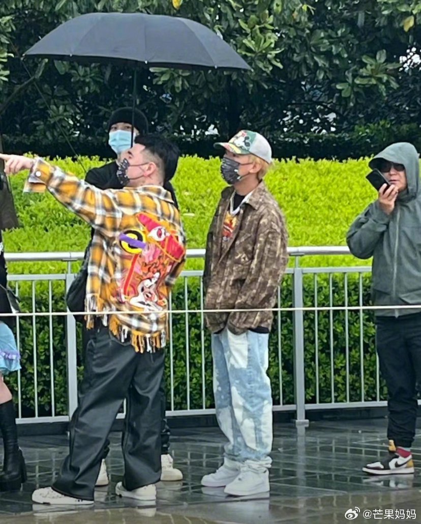 知名rapper带诺米游上海迪士尼,粉丝狂欢笑声不断|诺米|上海迪士尼|笑声|迪士尼|狂欢_新浪新闻