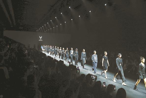 ①  新中式潮流登陆2024春夏上海时装周 本报记者  陈梦泽  摄②  不