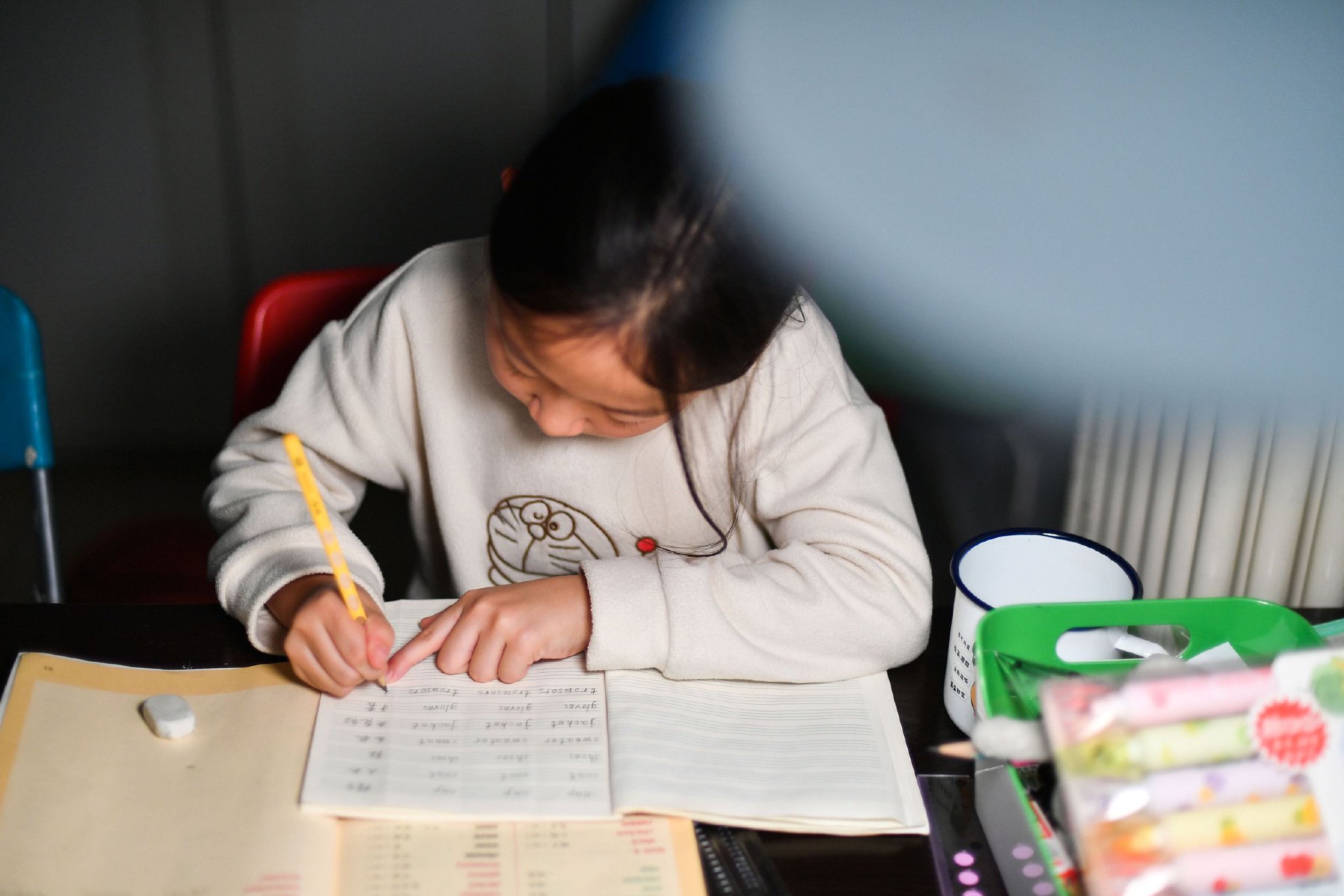 北京一名三年级小学生正在做作业.视觉中国 资料图