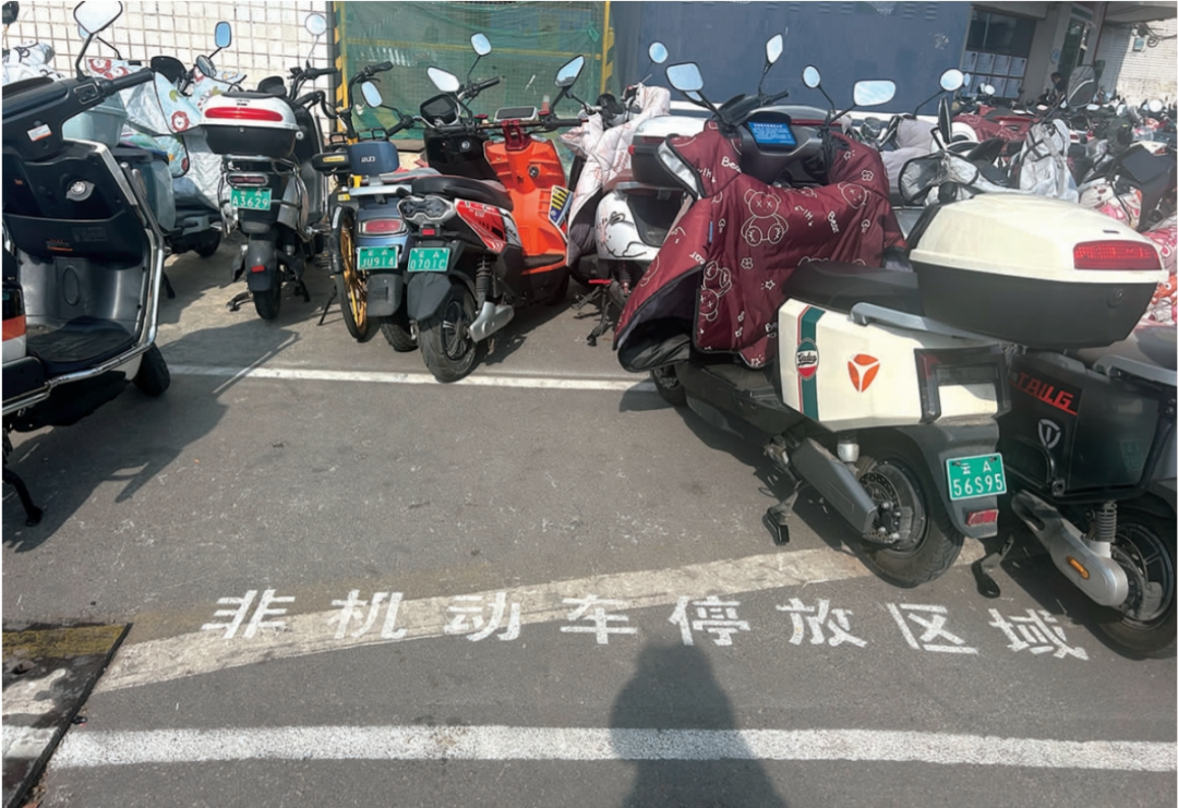 云大医院门口非机动车这样停→|非机动车_新浪财经_新浪网