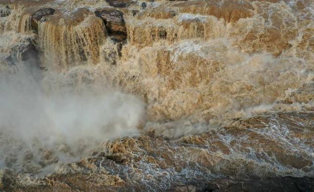 山西吉县:黄河壶口瀑布游人如织