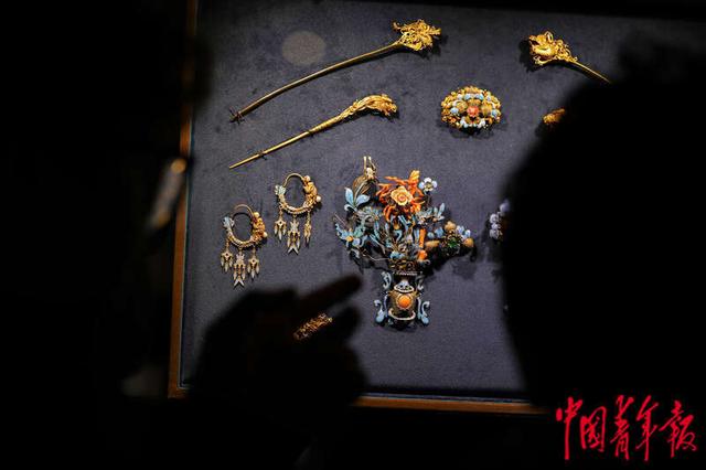 4月6日,北京,"千人千面"民族服饰展现场,参观者在观看一组金银混搭累