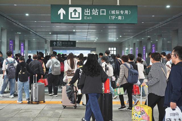 假期期间,国铁集团郑州局管内各大火车站探亲流,旅游流,学生流等客流