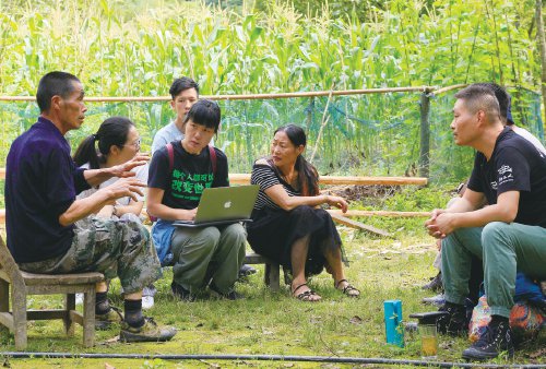 孙恒(左一)和内蒙古自治区鄂托克旗木凯淖尔镇乌兰吉林村村民一起唱村