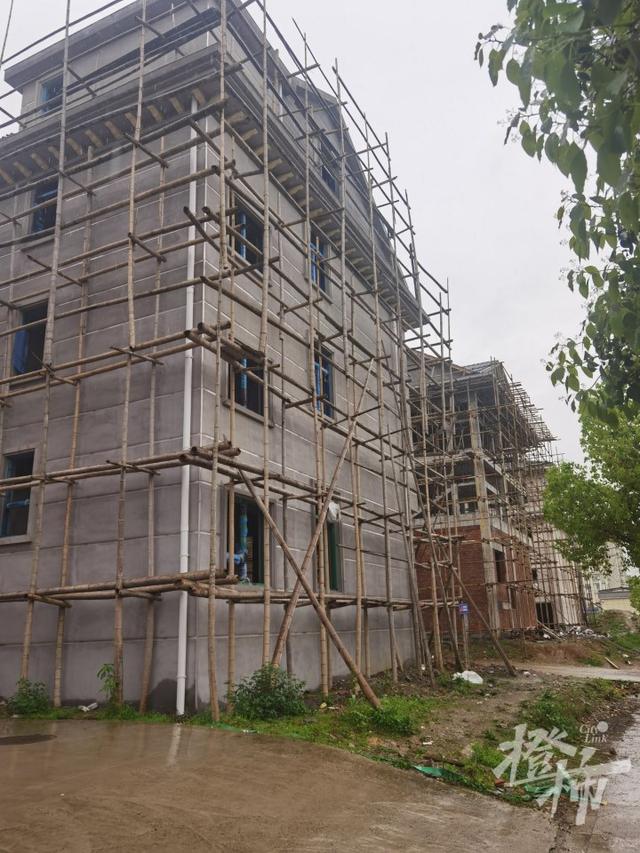 董先生说,不少玉山人离开农村来到县城,主要就是为了小孩上学.