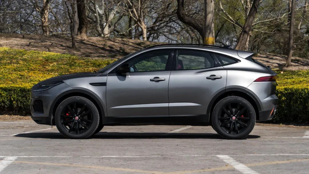 自媒体热点>正文> 20英寸的黑化轮圈内部换上了红色的刹车卡钳,黑红