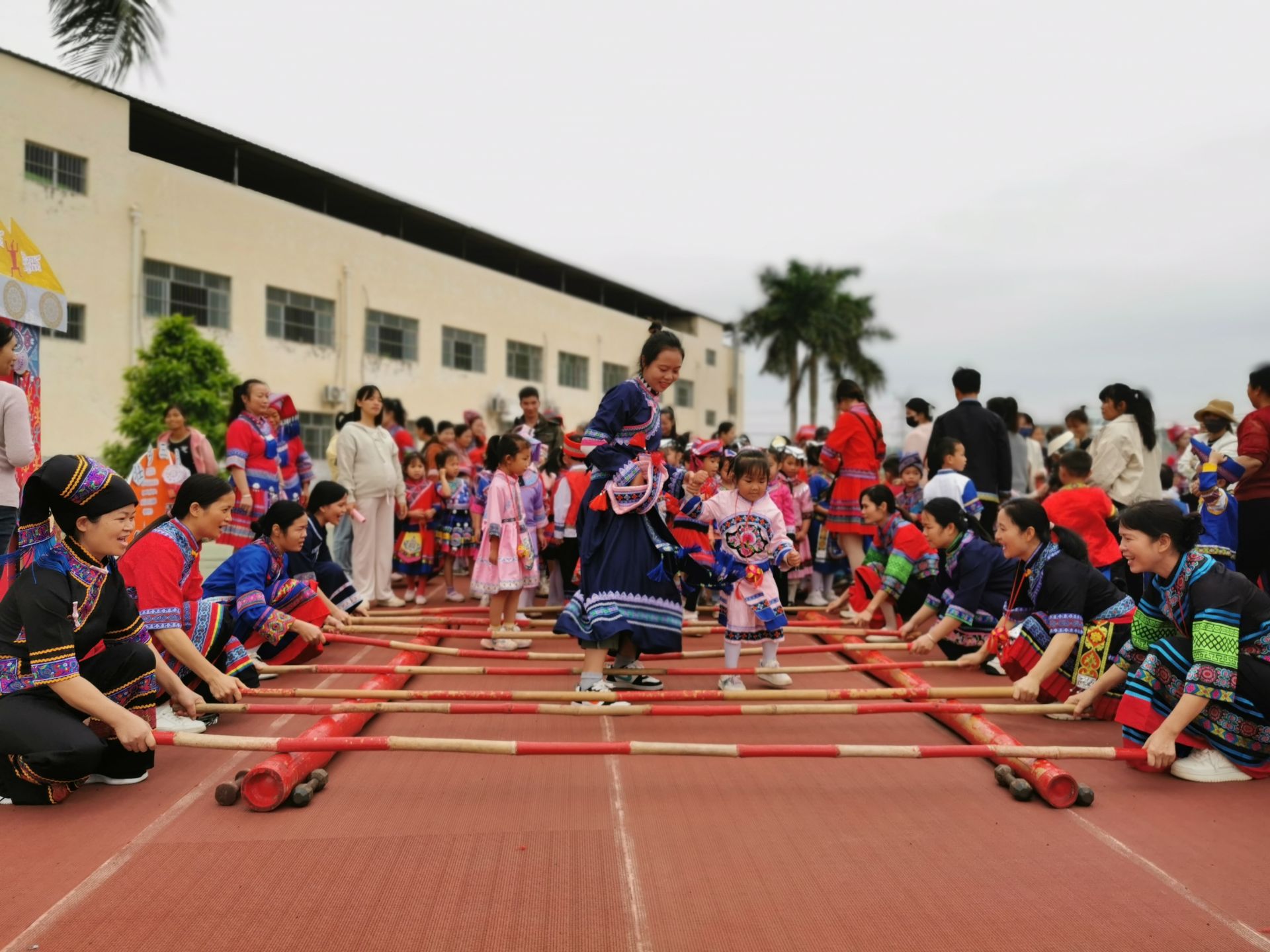 欢乐竹竿舞.黄仙 摄趣味滚"彩蛋".姜伟莹 摄小扁担运"粽子".