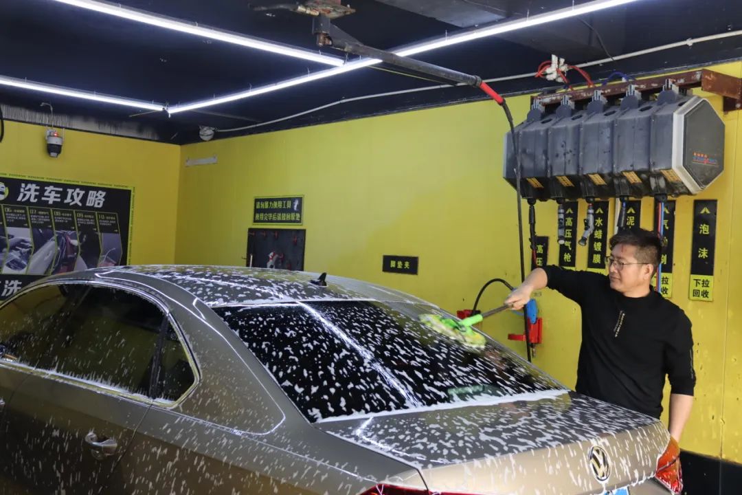 月7日中午,临河区光明街与团结路交叉口的"叮当蜂24小时自助洗车行"外