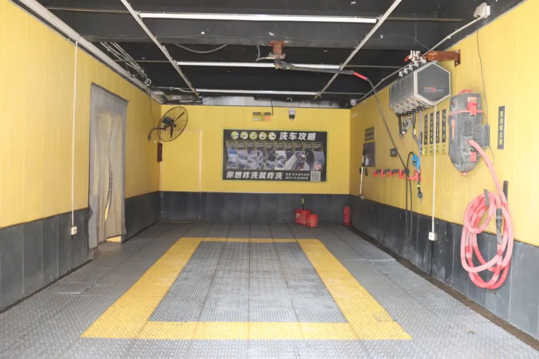 4月7日中午,临河区光明街与团结路交叉口的"叮当蜂24小时自助洗车行"