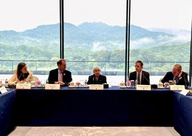 4月5日，中国好意思国商会在广州的一场当作，商会主席谭森出席（左二）。图源：耶伦在外交平台X上发文