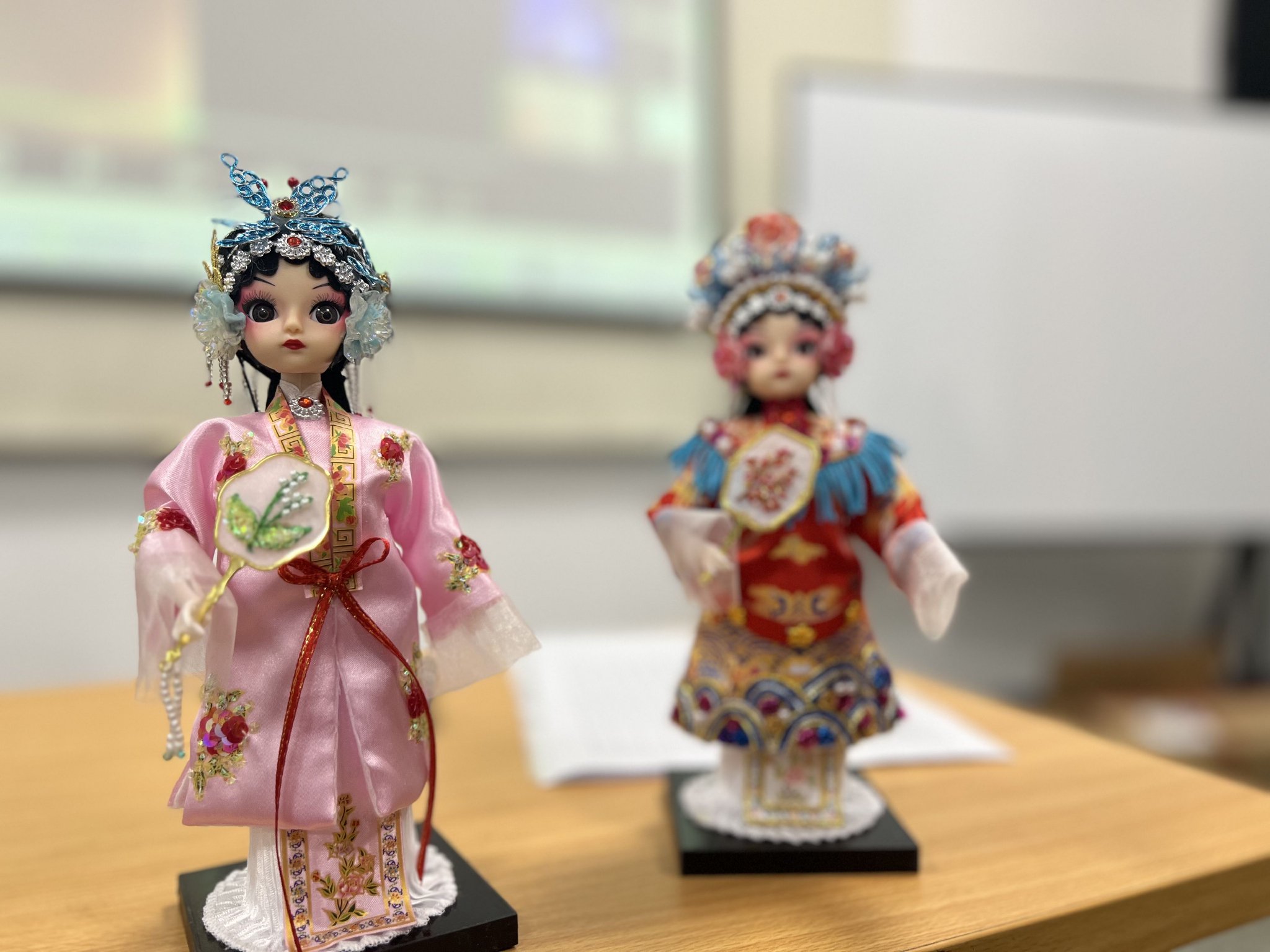 中国传统q版娃娃制作课堂上,东华大学服装学院教授张祖芳第一节课就给